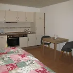 Haus-deichlaeufer Апартаменты *